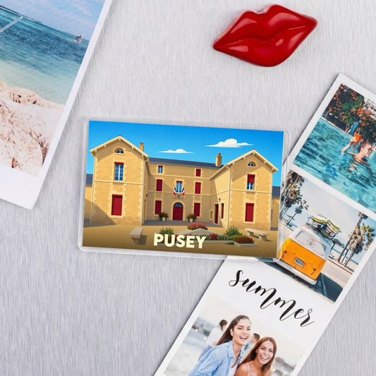 Magnet souvenir de la ville de Pusey avec une illustration stylisée de sa mairie.