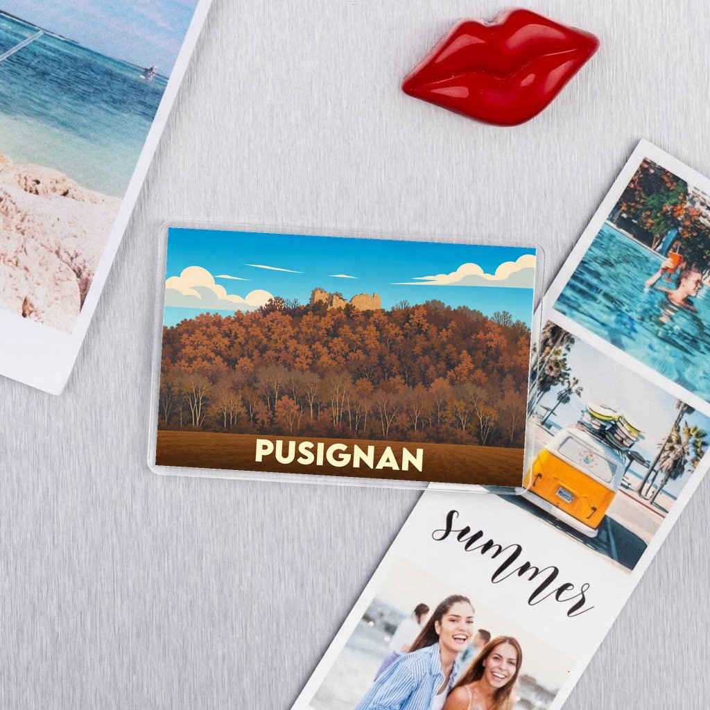 Magnet souvenir de la ville de Pusignan avec une illustration stylisée de son paysage.