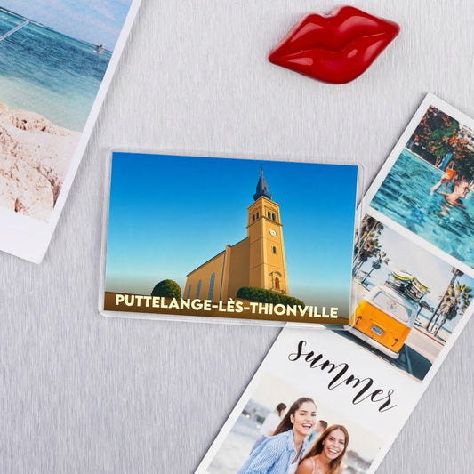 Magnet souvenir de la ville de Puttelange-lès-Thionville avec une illustration stylisée de son église.