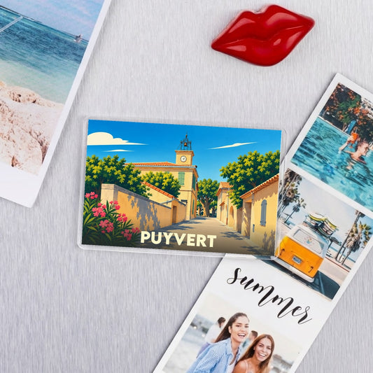 Magnet souvenir de la ville de Puyvert avec une illustration stylisée et colorée.