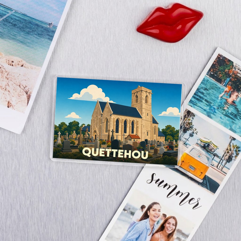 Magnet souvenir de la ville de Quettehou avec une illustration stylisée de son église et de son cimetière.