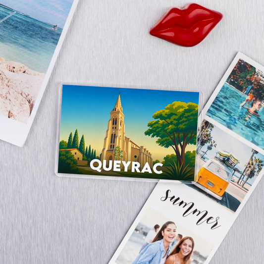 Magnet souvenir de la ville de Queyrac avec une illustration stylisée de son église.