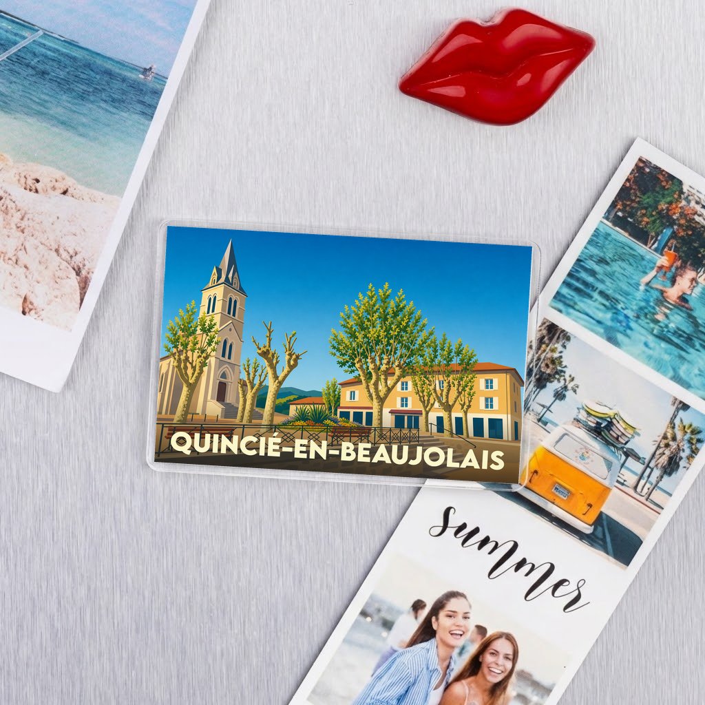 Magnet souvenir de la ville de Quincié-en-Beaujolais avec une illustration stylisée.