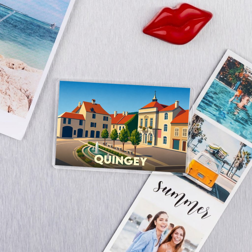 Magnet souvenir de la ville de Quingey avec une illustration stylisée d'une place ensoleillée.