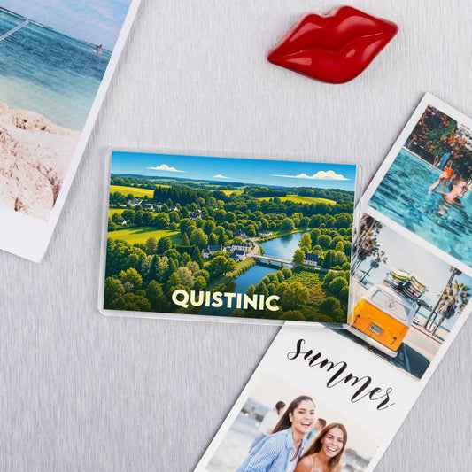 Magnet souvenir de la ville de Quistinic avec une illustration de paysage champêtre.