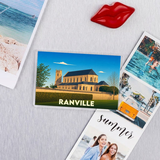Magnet souvenir de la ville de Ranville avec une illustration stylisée de son église.