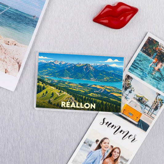 Magnet souvenir de la ville de Réallon avec une illustration stylisée d'un paysage montagneux.