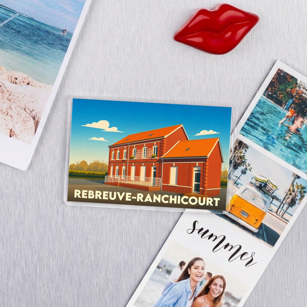 Magnet souvenir de la ville de Rebreuve-Ranchicourt avec une illustration stylisée d'un bâtiment local.