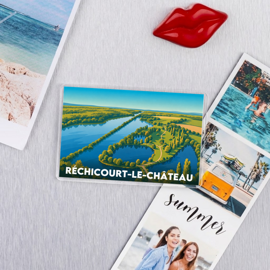 Magnet souvenir de la ville de Réchicourt-le-Château avec une illustration stylisée d'un paysage verdoyant.