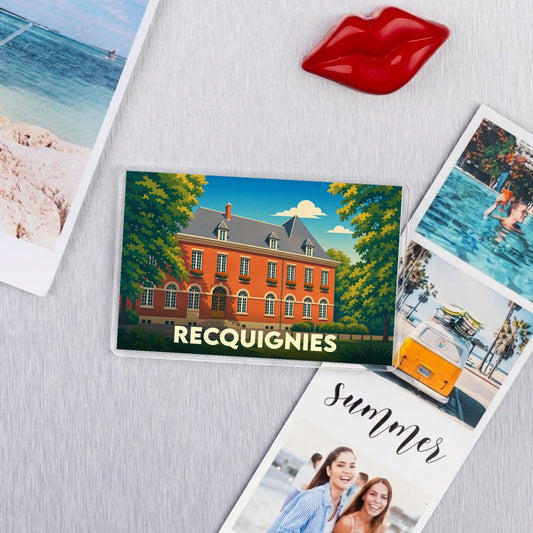 Magnet souvenir de la ville de Recquignies avec une illustration colorée de son architecture.