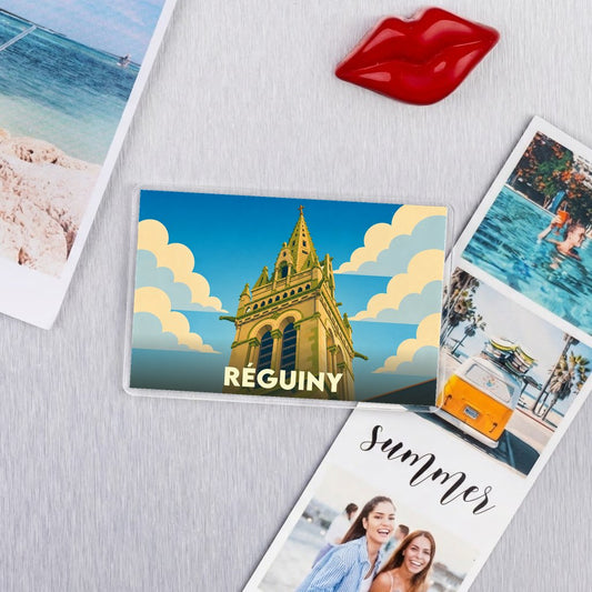 Magnet souvenir de la ville de Réguiny avec une illustration stylisée de son église.