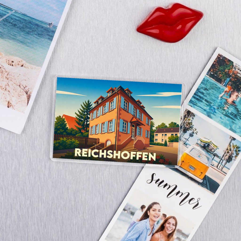 Magnet souvenir de la ville de Reichshoffen avec une illustration stylisée d'une maison traditionnelle alsacienne.