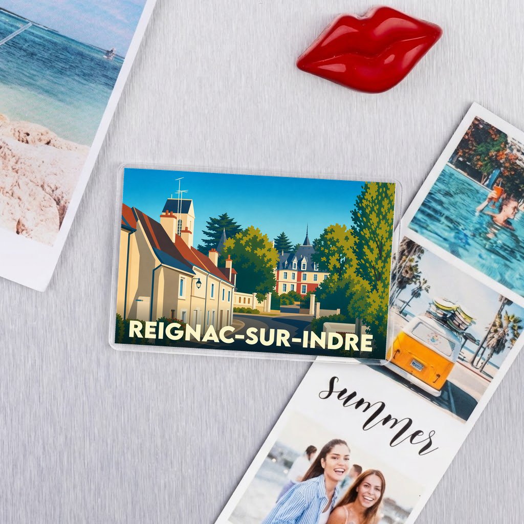 Magnet rectangulaire souvenir de Reignac-sur-Indre avec une illustration stylisée du village.