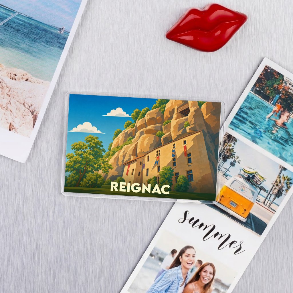 Magnet souvenir de la ville de Reignac avec une illustration stylisée de sa célèbre maison forte.