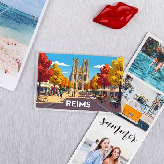 Magnet souvenir de la ville de Reims avec une illustration stylisée de sa cathédrale.
