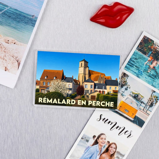 Magnet souvenir de la ville de Rémalard en Perche avec une illustration stylisée.