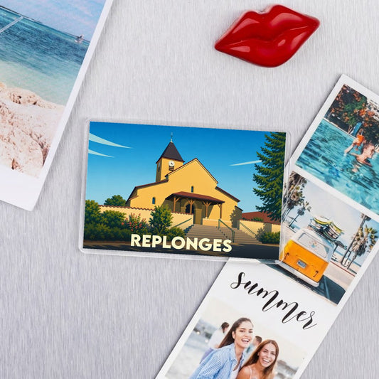 Magnet souvenir de la ville de Replonges avec une illustration stylisée de son église.