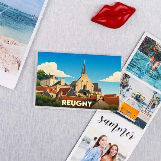 Magnet souvenir de la ville de Reugny avec une illustration stylisée de son église et de ses toits.