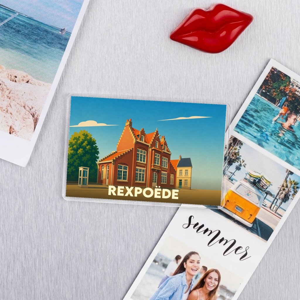 Magnet souvenir de la ville de Rexpoëde avec une illustration stylisée d'un bâtiment typique.