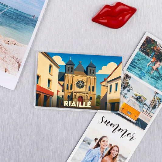 Magnet souvenir de la ville de Riaillé avec une illustration stylisée de son église.