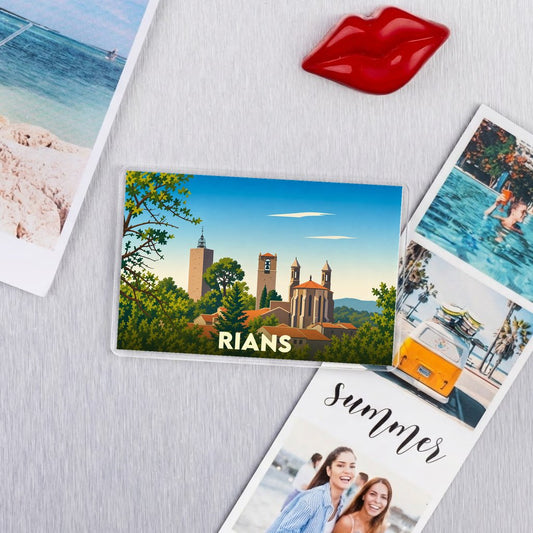Magnet souvenir de la ville de Rians avec une illustration stylisée de son clocher et de son village.