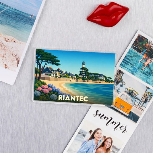 Magnet souvenir de la ville de Riantec avec une illustration stylisée de son bord de mer.