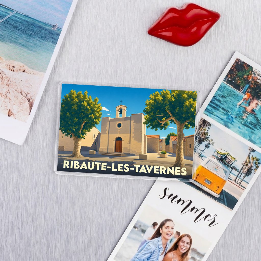 Magnet souvenir de la ville de Ribaute-les-Tavernes avec une illustration stylisée de son église et de sa place.