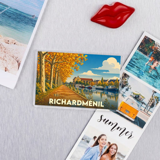 Magnet souvenir de la ville de Richardménil avec une illustration stylisée d'un canal en automne.