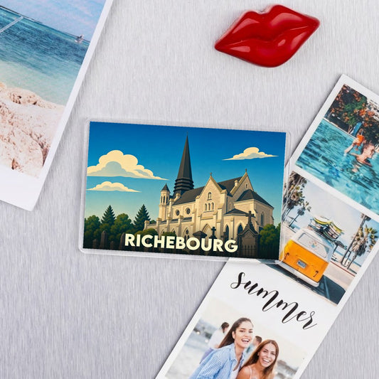 Magnet souvenir de la ville de Richebourg avec une illustration stylisée de son église.