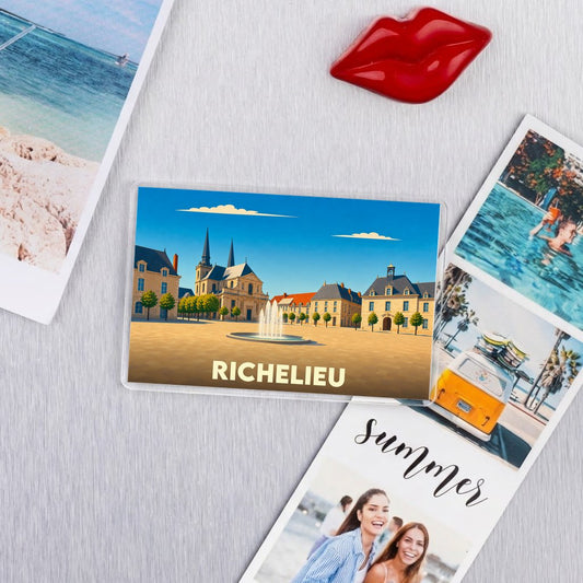 Magnet souvenir de la ville de Richelieu avec une illustration stylisée de sa place principale.