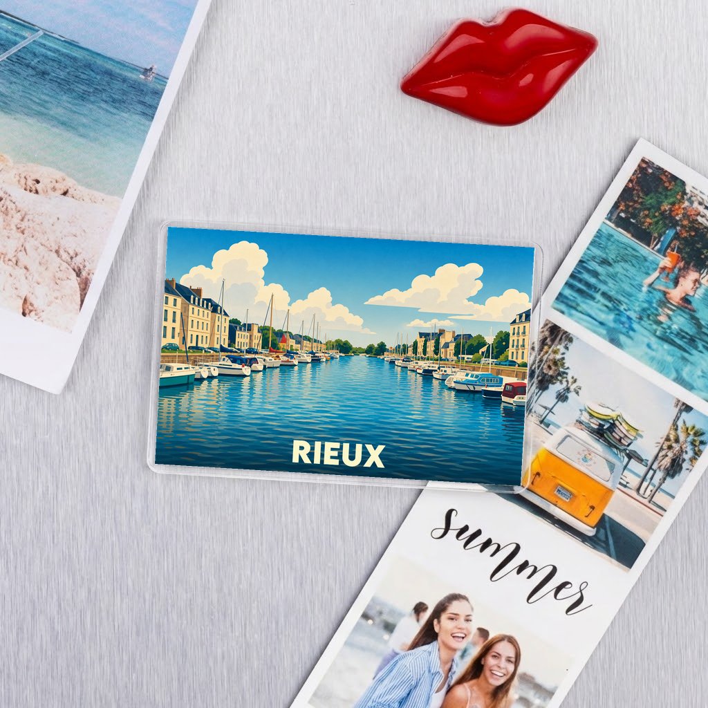 Magnet souvenir de la ville de Rieux avec une illustration stylisée de son port.