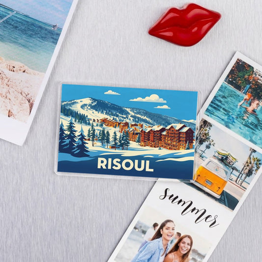 Magnet souvenir de la ville de Risoul avec une illustration stylisée de son paysage de montagne enneigé.