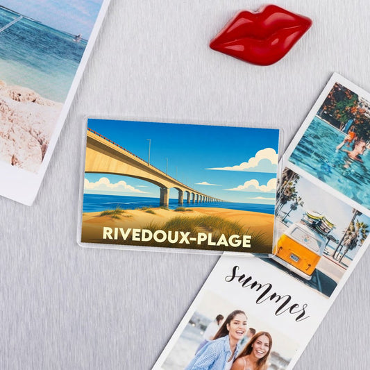 Magnet souvenir de la ville de Rivedoux-Plage avec une illustration stylisée du pont de l'île de Ré.