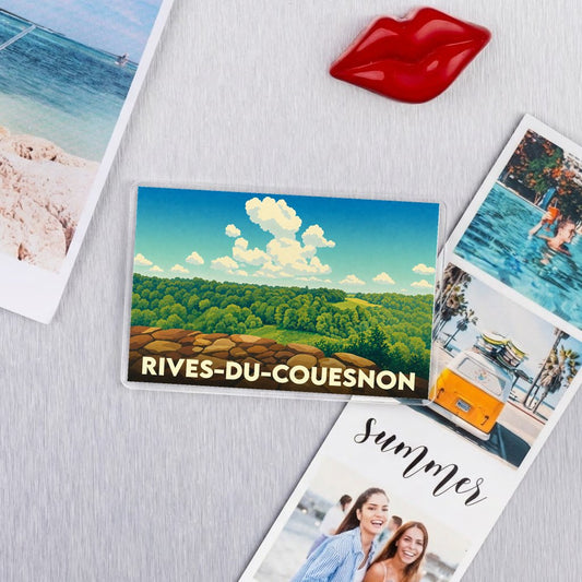 Magnet souvenir de la commune de Rives-du-Couesnon avec une illustration de paysage vallonné sous un ciel nuageux.