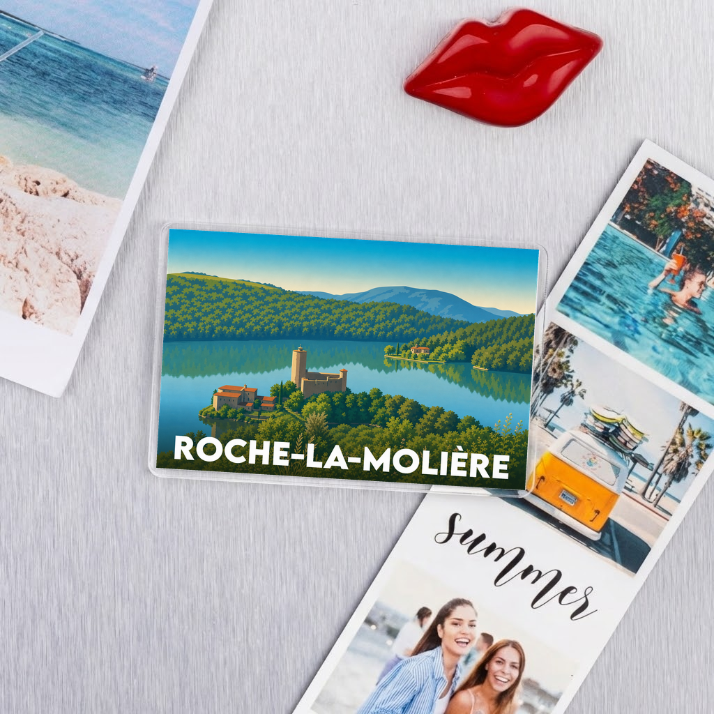 Magnet souvenir de la ville de Roche-la-Molière avec une illustration stylisée du château au bord de l'eau.