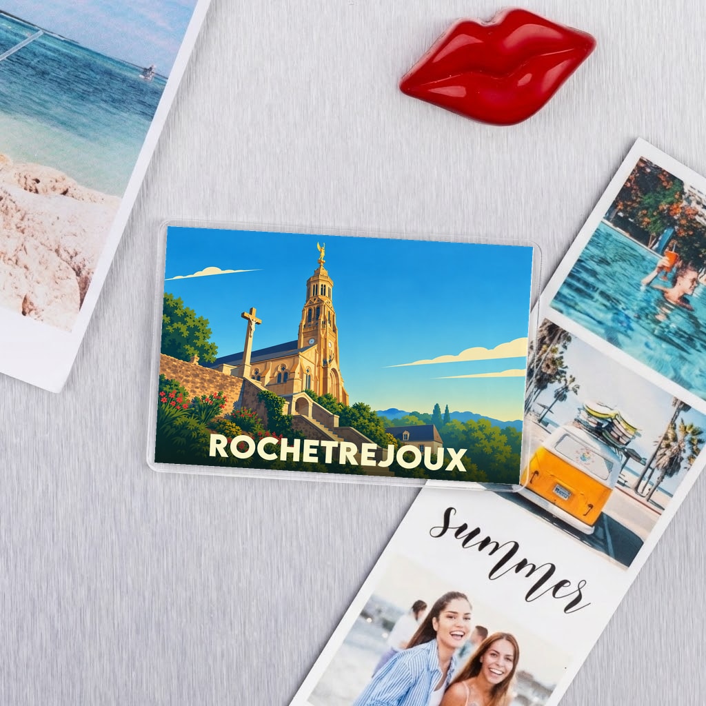 Magnet souvenir de la ville de Rochetrejoux avec une illustration stylisée de son église.
