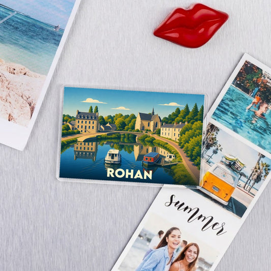 Magnet souvenir de la ville de Rohan avec une illustration stylisée d'un paysage fluvial.