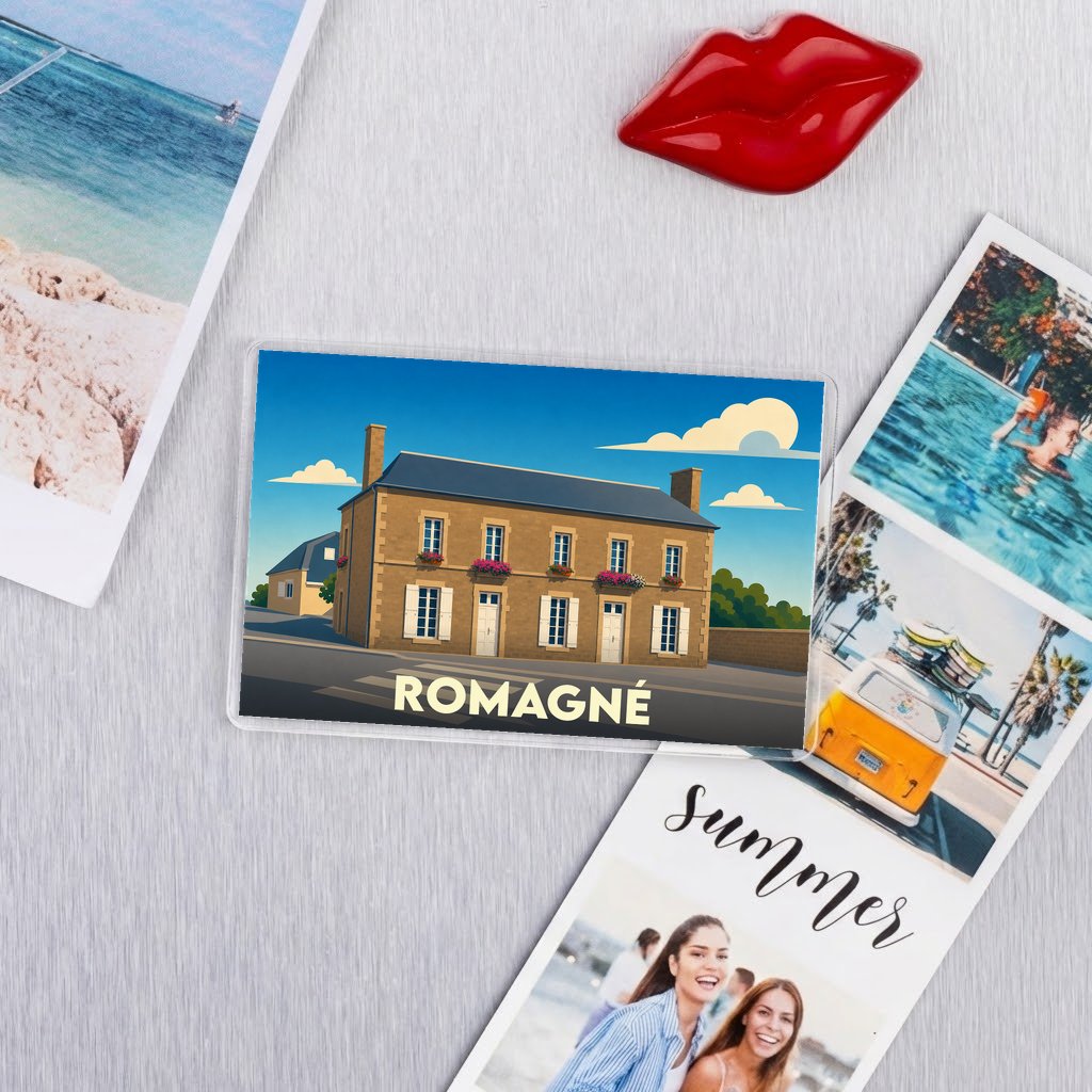 Magnet souvenir de la ville de Romagné avec une illustration stylisée d'un bâtiment traditionnel.