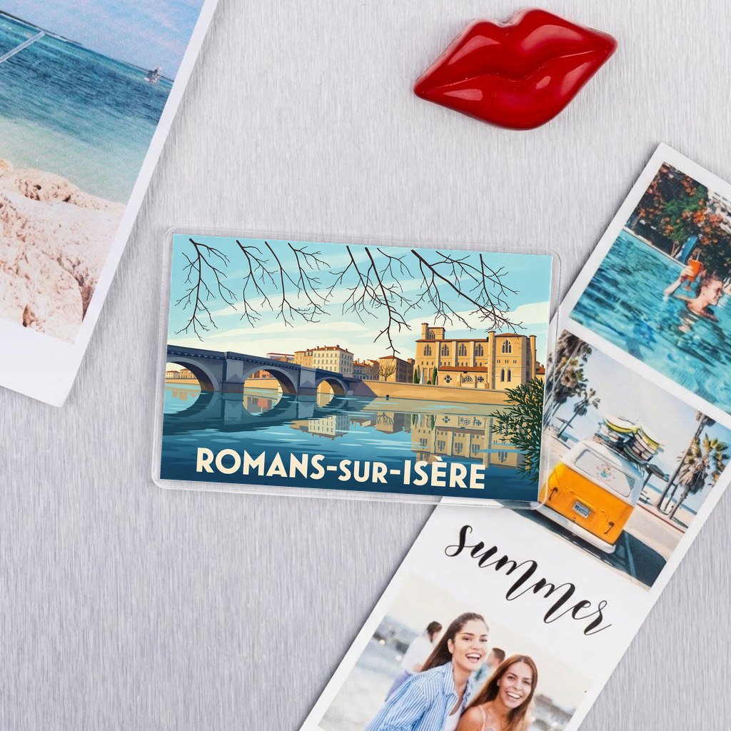 Magnet souvenir de la ville de Romans-sur-Isère avec une illustration stylisée.