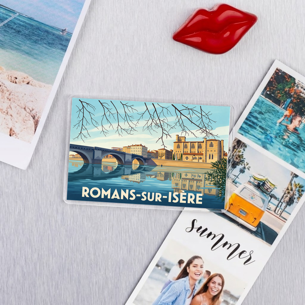 Magnet souvenir de la ville de Romans-sur-Isère avec une illustration stylisée.