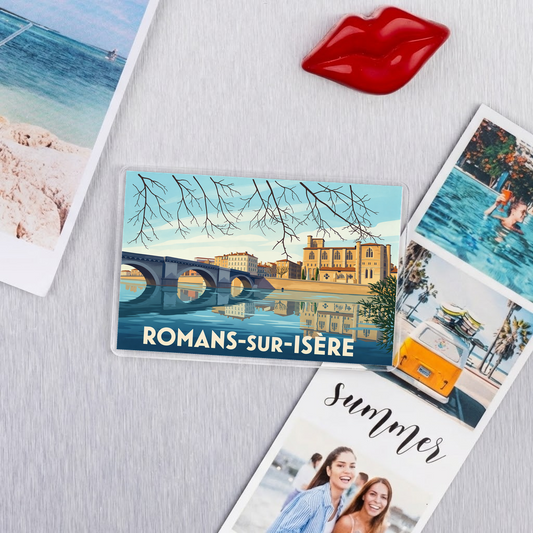 Magnet souvenir de la ville de Romans-sur-Isère avec une illustration stylisée.