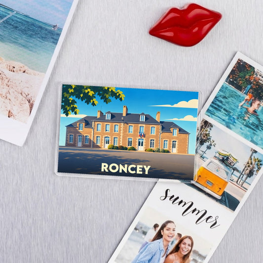 Magnet souvenir de la ville de Roncey avec une illustration stylisée de sa mairie.