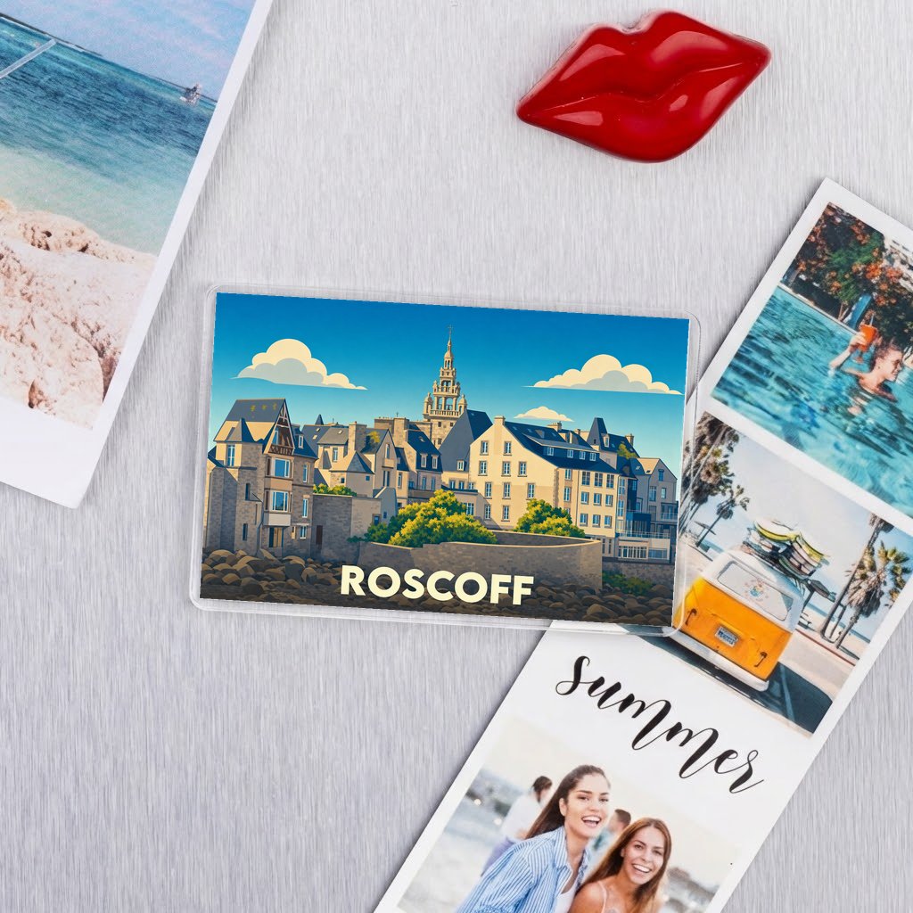Magnet souvenir de la ville de Roscoff avec une illustration stylisée de son front de mer.