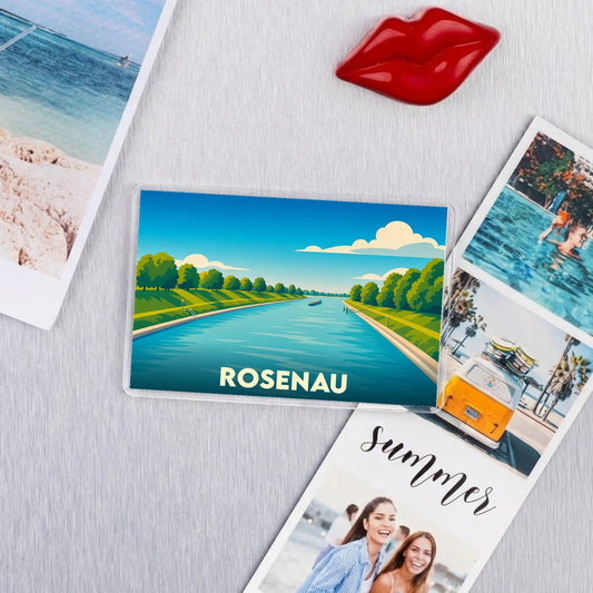 Magnet souvenir de la ville de Rosenau avec une illustration stylisée d'un canal bordé de verdure.