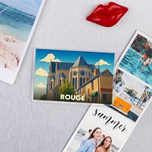 Magnet souvenir de la ville de Rougé avec une illustration stylisée de son église.