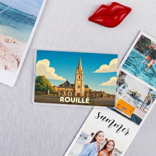 Magnet souvenir de la ville de Rouillé avec une illustration stylisée de son église sous un ciel bleu.