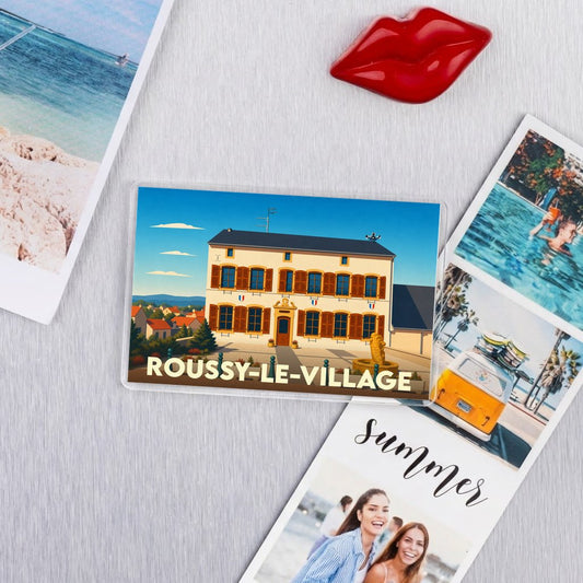 Magnet souvenir de la ville de Roussy-le-Village avec une illustration stylisée.