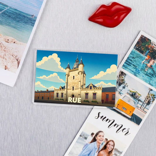 Magnet souvenir de la ville de Rue avec une illustration stylisée de son beffroi.