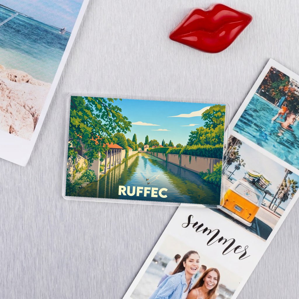Magnet souvenir de la ville de Ruffec avec une illustration stylisée d'un canal verdoyant.