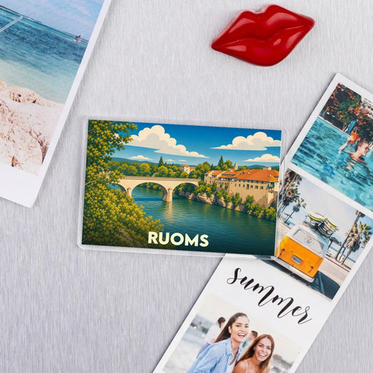 Magnet souvenir de la ville de Ruoms avec une illustration stylisée d'un pont sur une rivière.